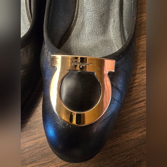 Salvatore Ferragamo Gancini size 9 black calf pump block heel gold hardware - Picture 4 of 7